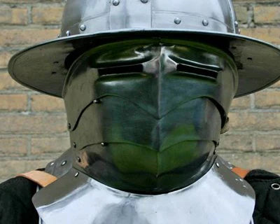 Middeleeuwse bevors en gorgets voor plaatpantser harnas